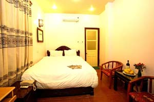 Standard single with city view, private facilities (bath and shower), and breakfast